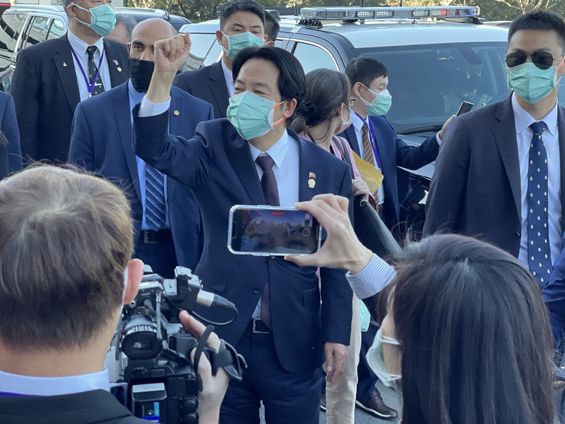 副總統賴清德率特使團參加宏都拉斯新任總統就職典禮，去、回程於美國洛杉磯和舊金山過境。美國前國務院官員王曉岷認為，這顯示台灣獲得重要的國際支持力量。圖為賴清德於美西時間28日過境舊金山。 (圖：中央社)
