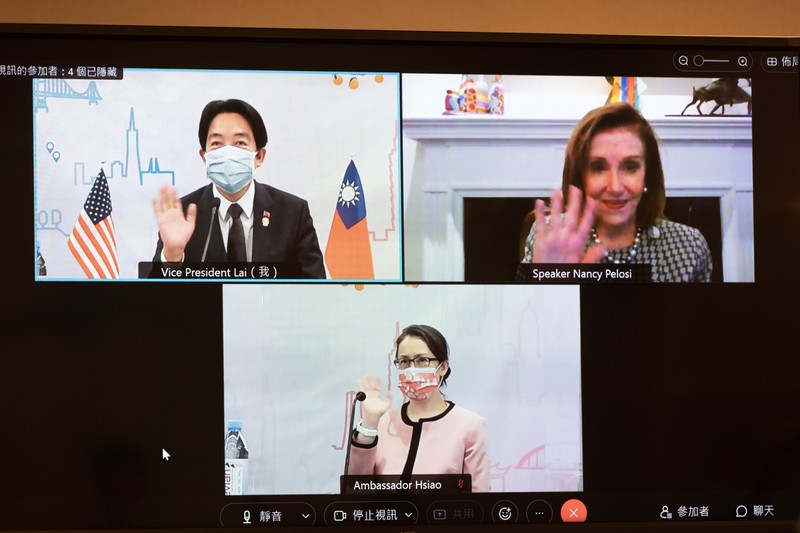 副總統賴清德（左上）28日在舊金山與美國聯邦眾議院議長裴洛西（右上）舉行視訊會談，以英文自在交換意見。裴洛西肯定台灣防疫表現，堅定支持台灣參與世衛組織。圖下方為駐美代表蕭美琴。（總統府提供） (圖：中央社)