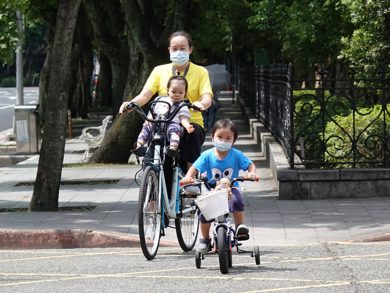 在高工時下，現今台灣許多上班族的育兒難題就是無法兼顧「家庭經濟」和「陪伴時間」。 (圖：中央社資料照片)