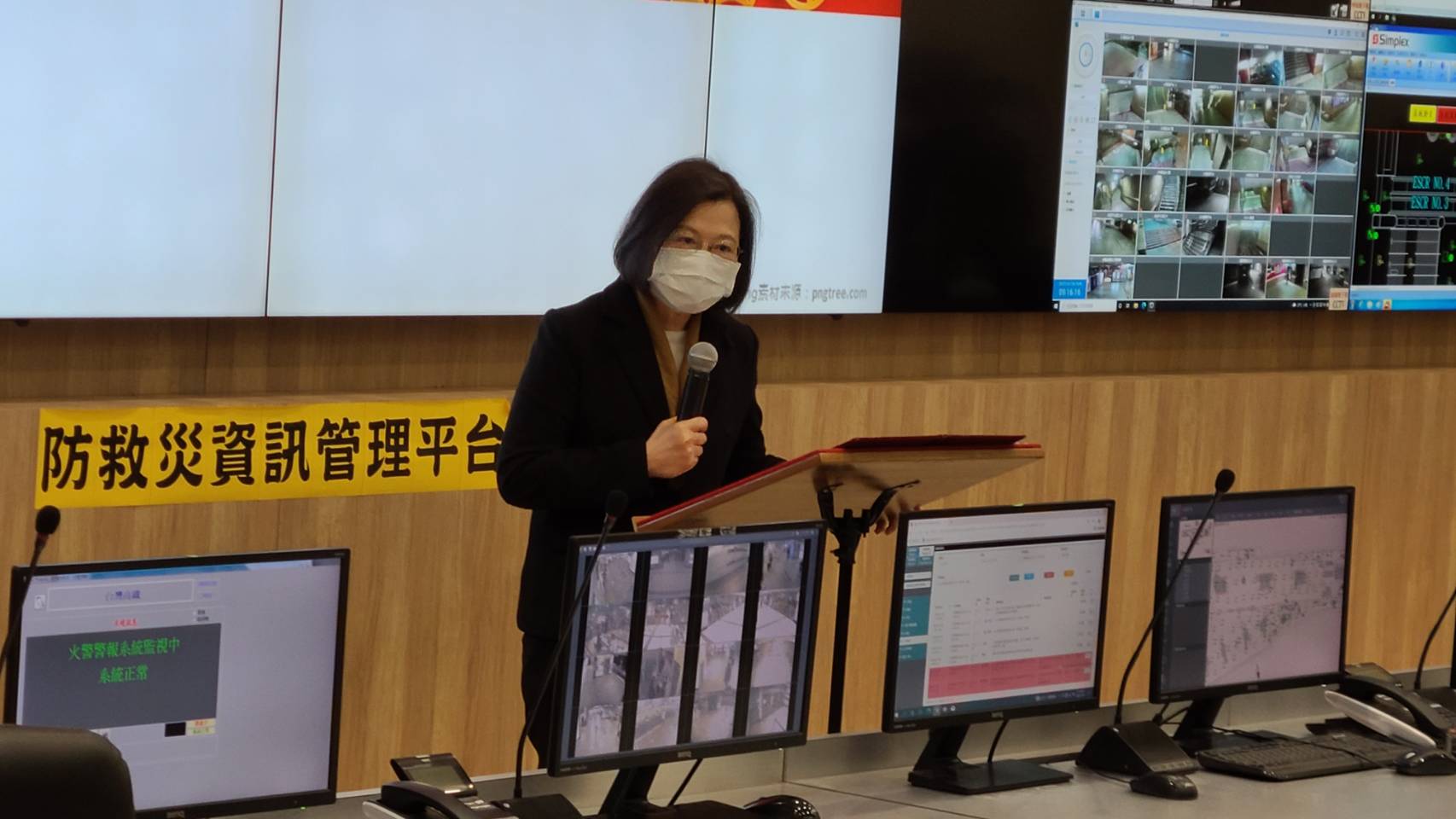 蔡英文總統今天(30日)上午前往台北車站特定區聯合防災中心視察春節疏運狀況，並提醒務必嚴格落實各項疏運防疫措施，保障旅客與自身的健康安全。(江昭倫攝)