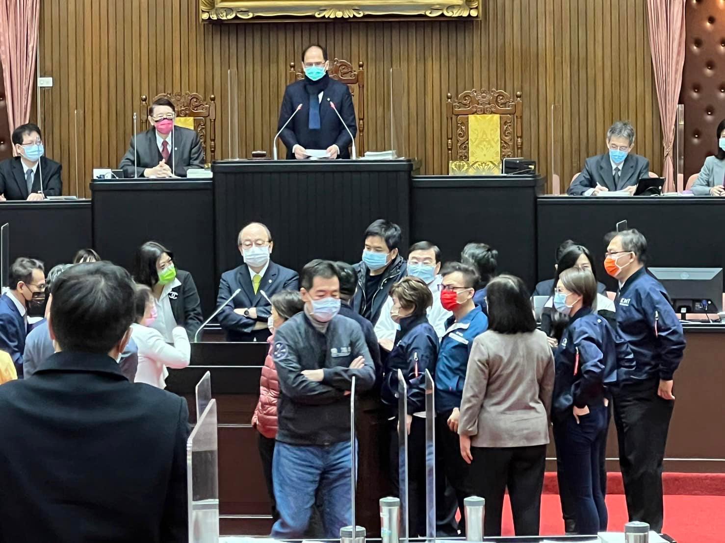 民進黨立法院總召柯建銘臉書發文數落，引發國民黨團不滿。（圖：柯建銘臉書）