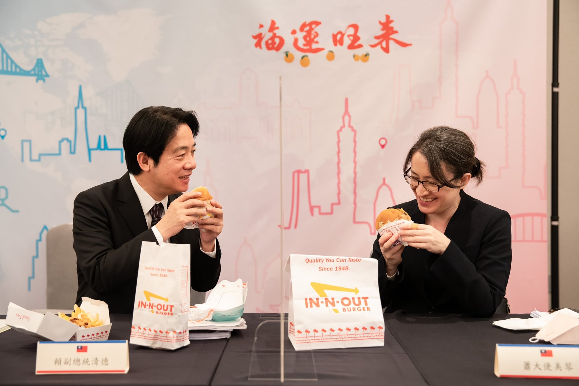 副總統賴清德出訪拼外交圓滿成功，凌晨貼文表示感謝駐外單位同仁們協助才能完成總統交付任務，並貼出與駐美大使蕭美琴難得坐下來享用午餐畫面。（圖：賴清德臉書）