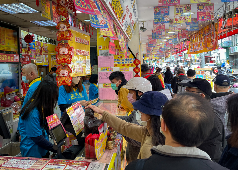 為提升中獎率，親友、同事合資下注購買彩券相當常見。(資料照／中央社)