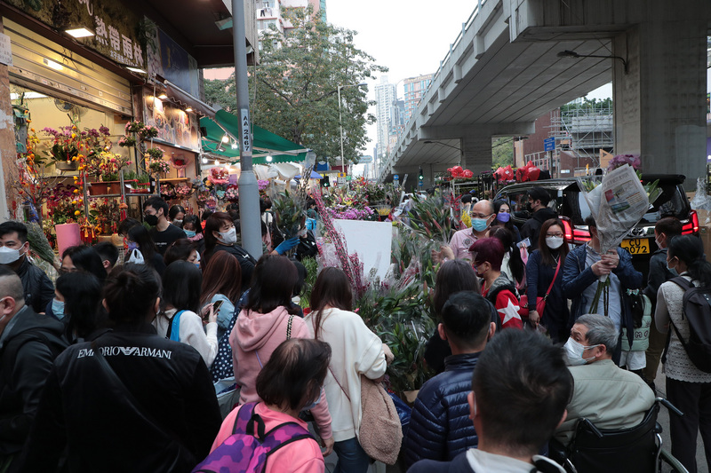 因為有本土疫情，大大打擊港人的過年心情。圖為香港旺角花墟市場。（中通社提供） (圖：中央社)