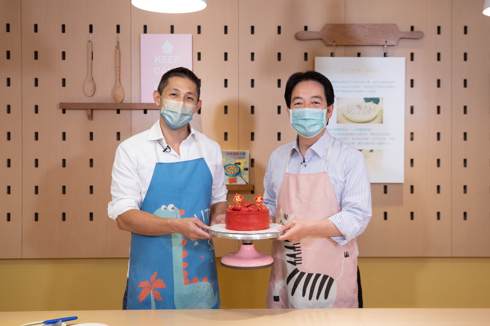 副總統賴清德與吳怡農高喊團結合作，大年初一攜手做蛋糕（圖：總統府提供）