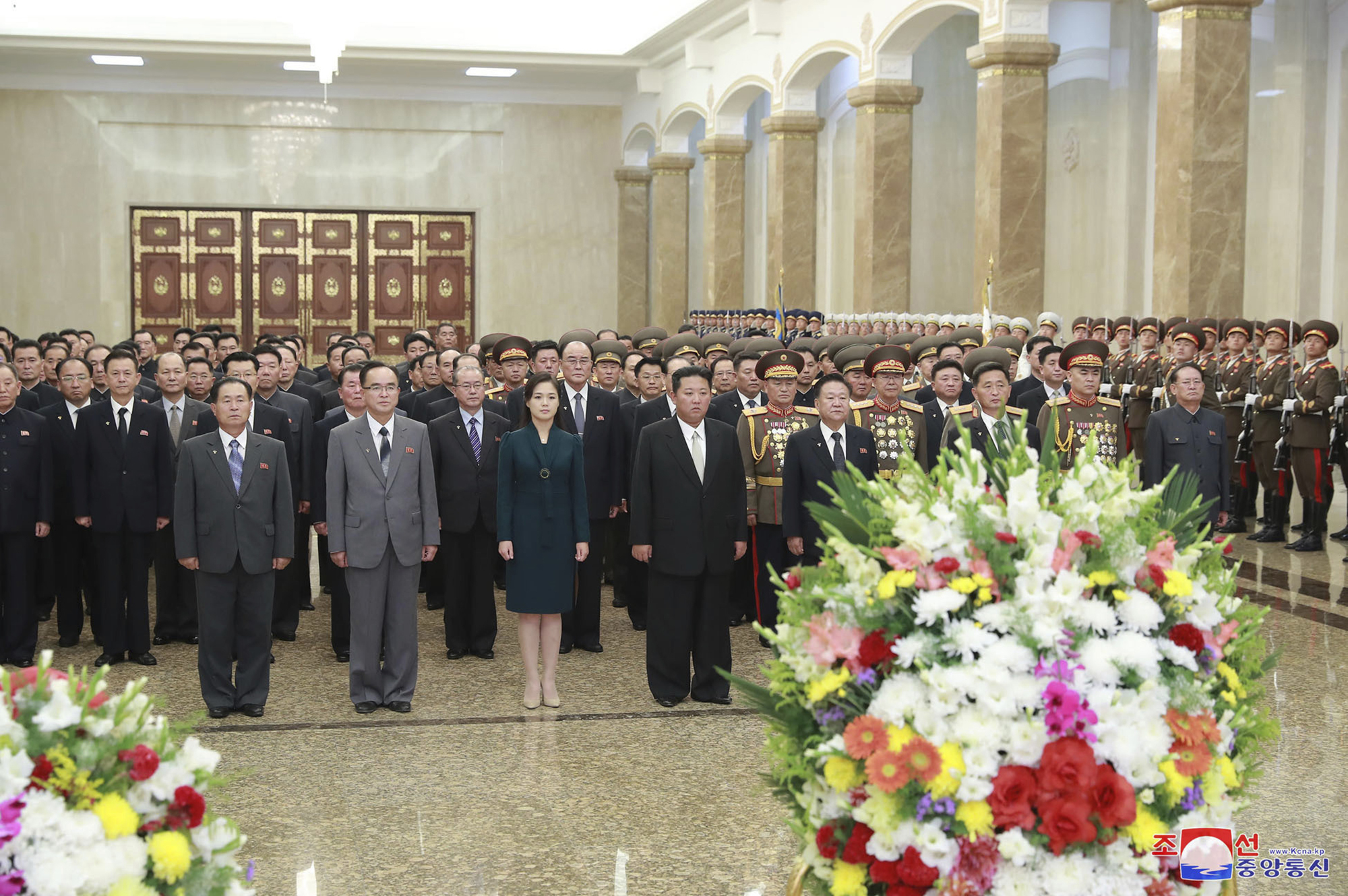 朝鮮領導人妻子李雪主（中左）上一次公開露面是在去年的9月9日，也就是北韓建國73週年。(KCNA/AP)