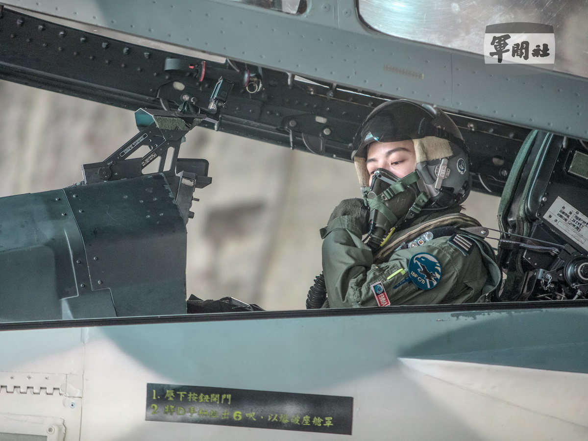 空軍第一戰術戰鬥機聯隊上尉飛行員郭文靜，從士兵轉飛官勇敢追夢 (軍聞社提供)