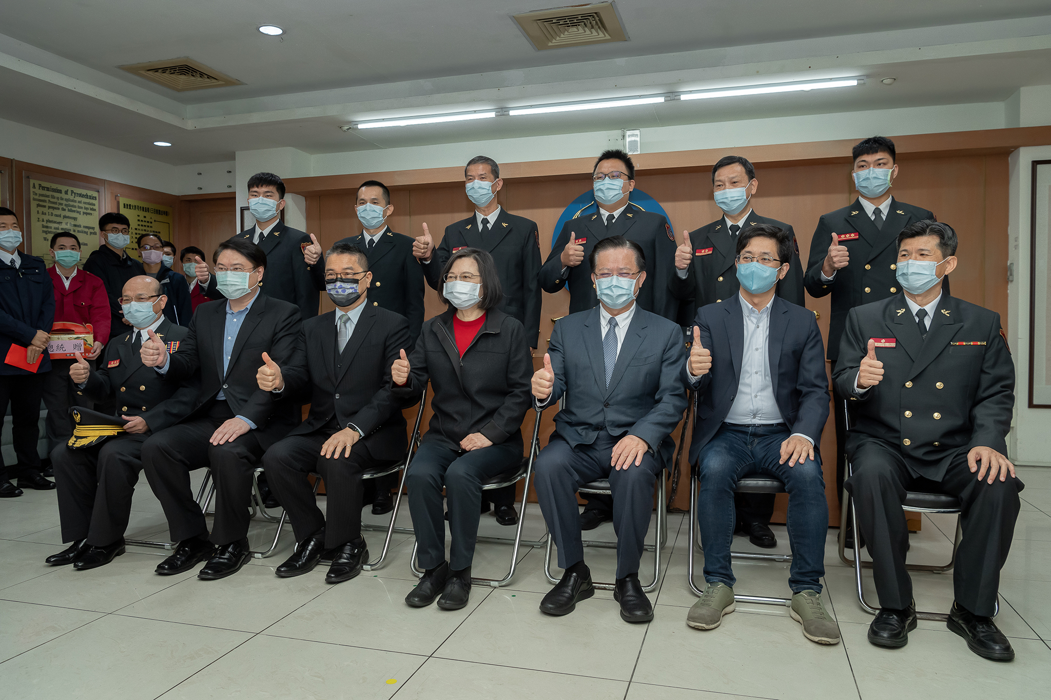 總統蔡英文2日前往基隆港務消防隊慰勉同仁。(圖：總統府)