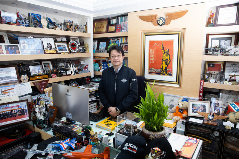 航空軍事文物收藏者彭斯民收藏許多空軍文物，工作室像一間迷你軍博館。中央社記者游凱翔攝 111年2月3日 (圖：中央社)