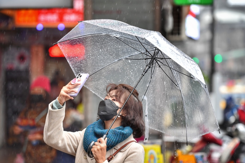 中央氣象局說，13日晚上起鋒面影響，到明天白天雨勢明顯，中部以北、東北部可能有大雨，其他地區為短暫陣雨。(圖：中央社)