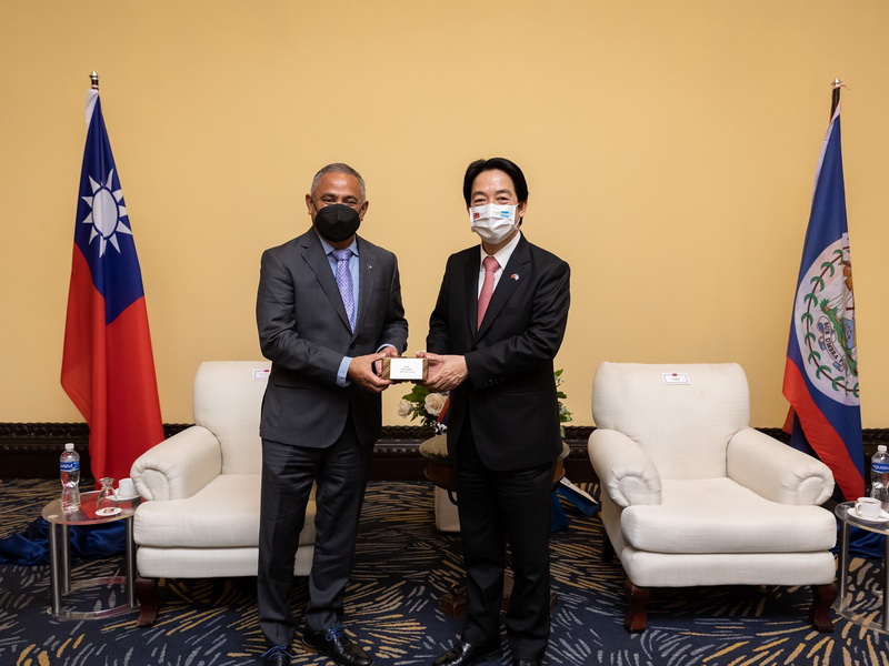 副總統賴清德(右)出訪宏都拉斯時與貝里斯總理布里仙紐(左)舉行雙邊會談，布里仙紐傳出確診後，總統府3日表示，副總統2日最新檢測結果是陰性 (資料照，總統府提供)