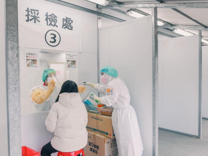 桃園市3日至6日的採檢站包括桃園火車站後站停車場、中壢自強活動中心、中壢龍岡採檢站、八德綜合大樓、平鎮新勢市民活動中心、大園市民活動中心 (資料照，取自鄭文燦臉書)