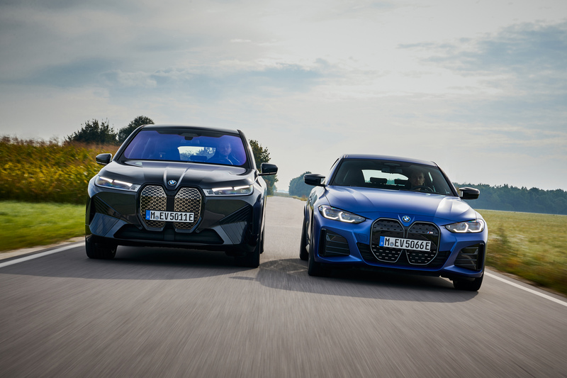 BMW的純電動休旅車iX（左）與跑車i4（右）。（BMW提供）(資料照片/CNA)