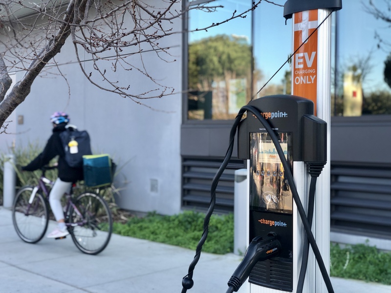 圖為舊金山灣區電動車充電樁。 (圖：中央社檔案照片)