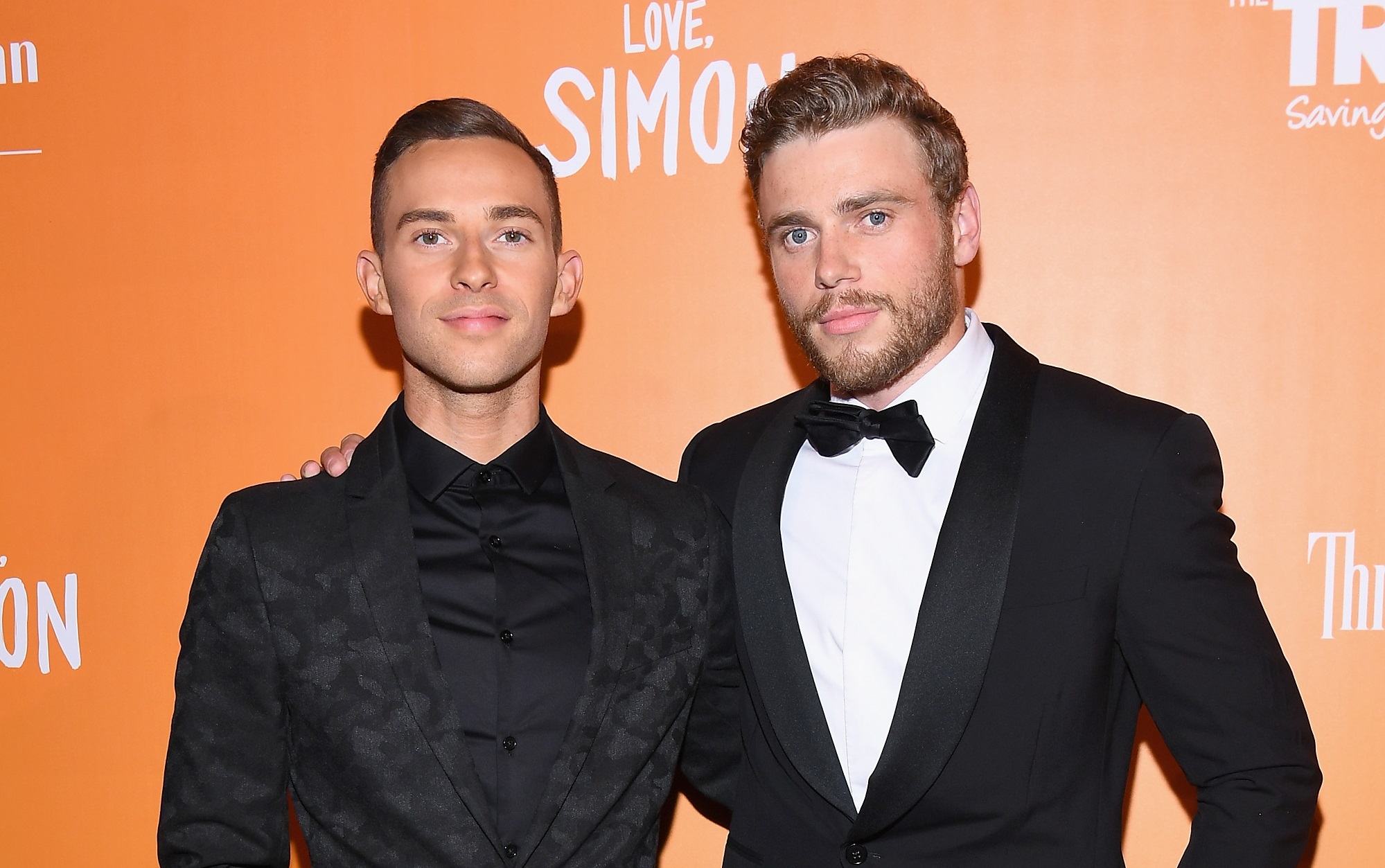 英國滑雪名將柯沃希(Gus Kenworthy,右)以及美國花式滑冰教練瑞朋(Adam Rippon,左)2018年在紐約出席一場LGBT相關活動。 (AFP/檔案照片)