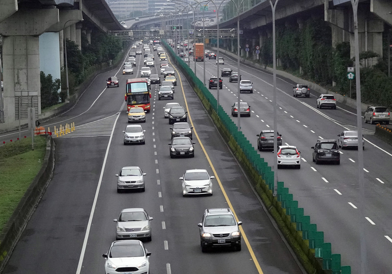 228連假最後一天，交通部高速公路局表示，西部國道自下午2時過後開始湧現北返車潮。(資料照/圖：中央社)
