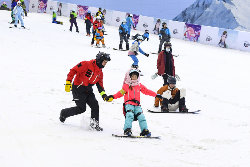 中國文旅部6日指出，今年春節假期7天，國內旅遊出遊2.51億人次，比去年減少2%。在北京冬奧帶動下，冰雪遊成為新亮點。圖為廣州市，民眾在融創雪世界練習滑雪。（中新社提供） (圖：中央社)