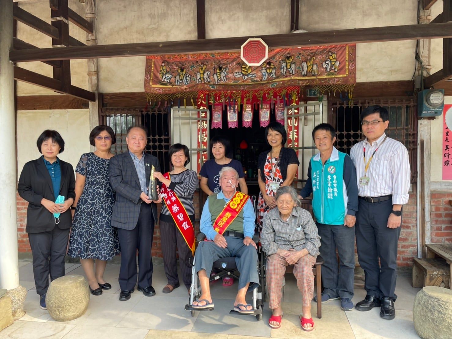 內政部去年親送獎杯到台南市孝行楷模蔡碧霞女士的家中。(全國孝行獎臉書)