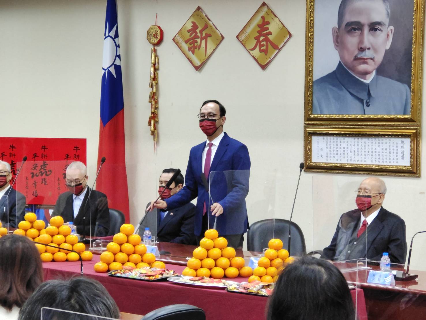 國民黨開工舉行新春團拜，面對年底九合一選舉，國民黨主席朱立倫高喊團結。(王韋婷攝)