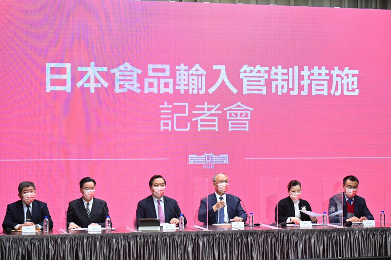 行政院發言人羅秉成（左3）8日在日本食品輸入管制措施記者會，宣布福島食品開放輸入。（行政院提供） (圖：中央社)