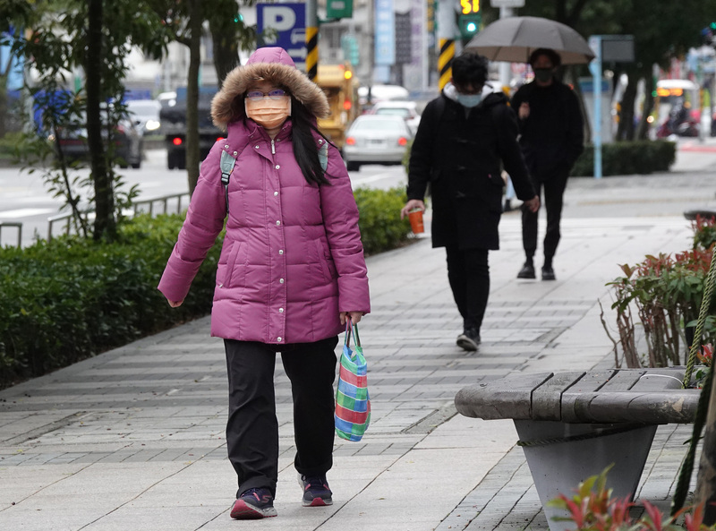 中央氣象局14日表示，台北氣象站中午氣溫降至攝氏14度，達大陸冷氣團標準，15日、16日持續受冷氣團影響，台南以北清晨低溫探13度，17日會稍微回溫；預計下一波冷空氣19日起影響。(圖：中央社)
