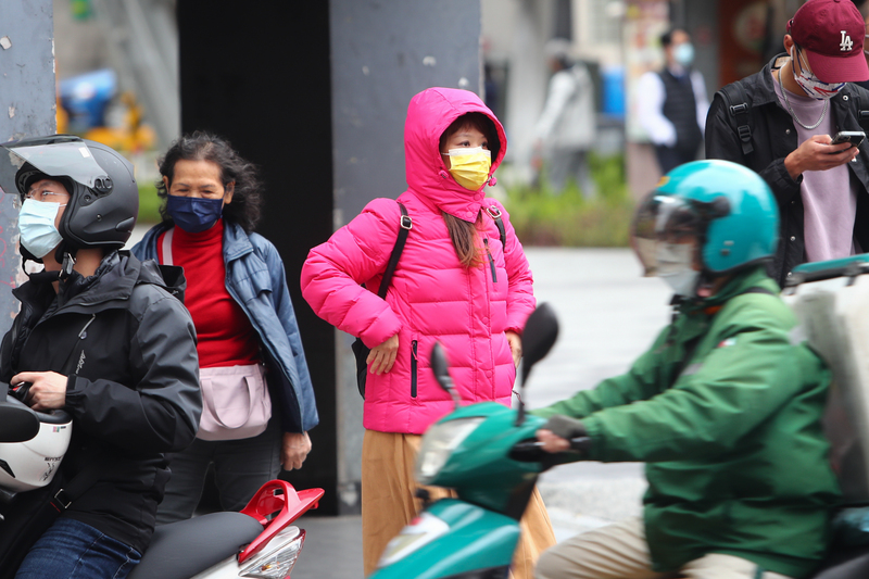中央氣象局11日表示，13日中午起鋒面報到，14日東北季風或大陸冷氣團南下，白天高溫將從攝氏23度到24度驟降10度左右，高溫僅剩15度。 (圖：中央社)