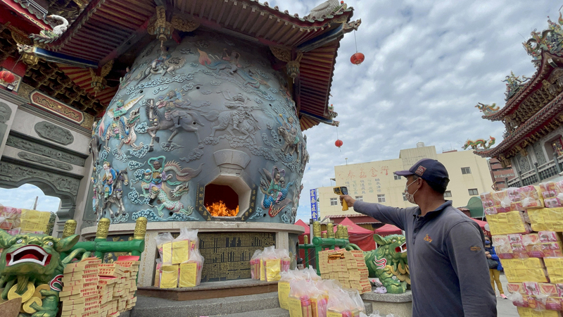 環境部12日修正發布「環境部審查開發行為空氣污染物排放量增量抵換處理原則」，新增設置環保金爐、協助離島執行空污減量、擴大10年以上老舊車輛汰舊換新等三大抵換來源。(圖：中央社)