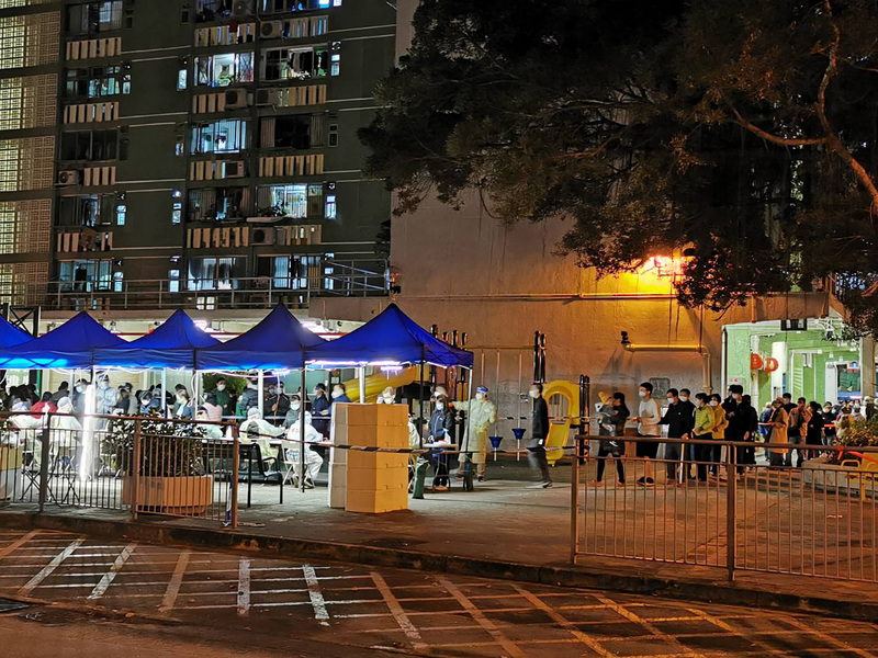 香港COVID-19疫情快速升高，港府開始模仿中國封鎖社區，並要全體住戶接受核酸檢測。圖為新界大圍美林(村)美楓樓8日晚間突然被封鎖，全員接受核酸檢測。(圖：中央社)