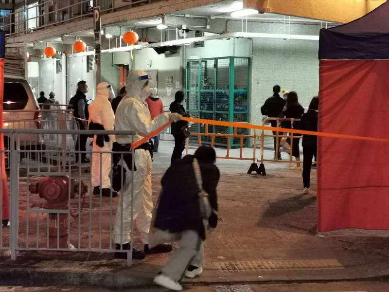 香港COVID-19疫情持續嚴峻，19日新增6063例確診，又有15人染疫死亡，官方指死亡案例多未接種疫苗。 (圖：中央社)