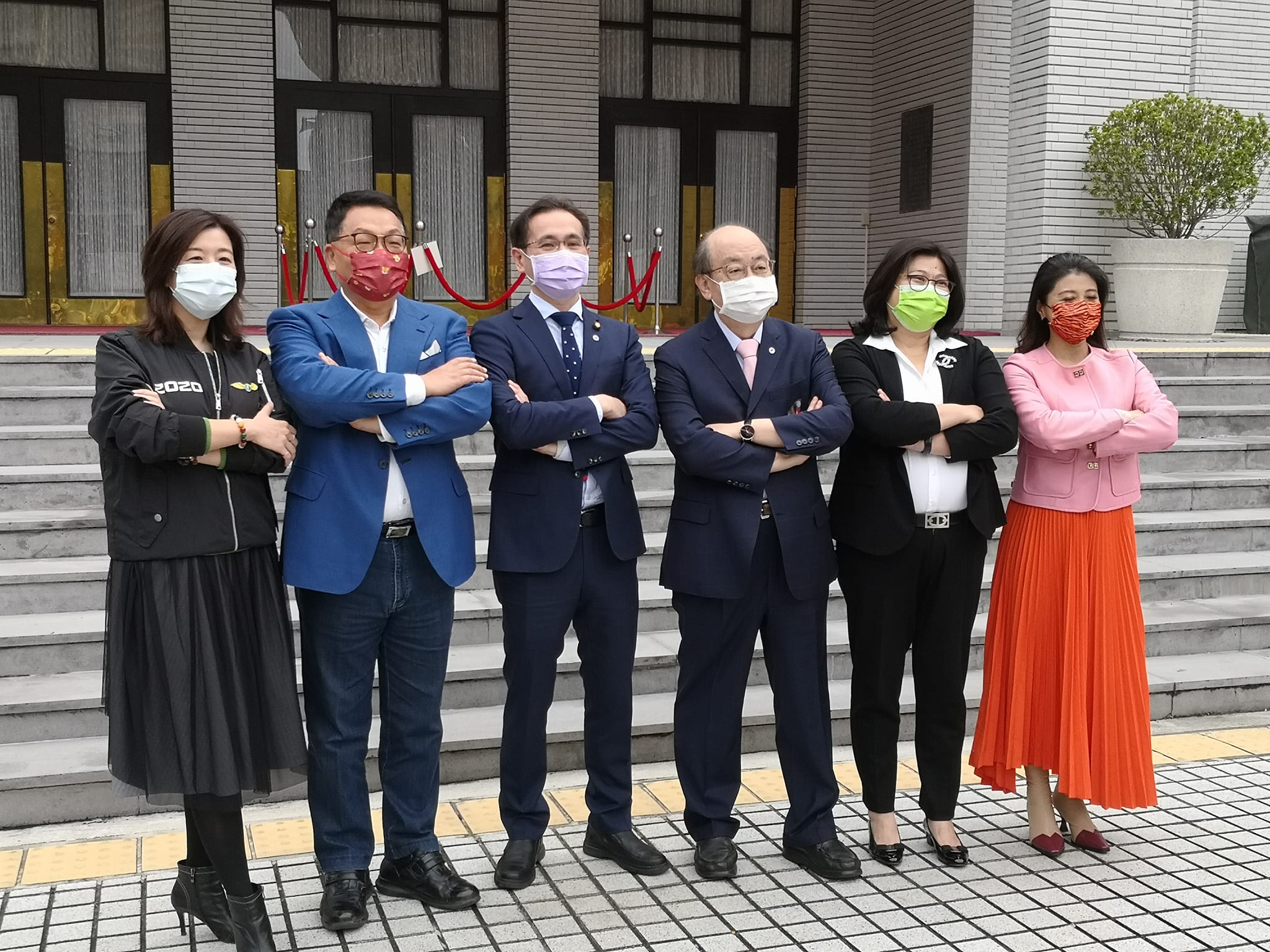 立法院今天(7日)辦理新會期立委報到，民進黨立院黨團總召柯建銘率領7位黨團新幹部集中報到(劉玉秋攝）