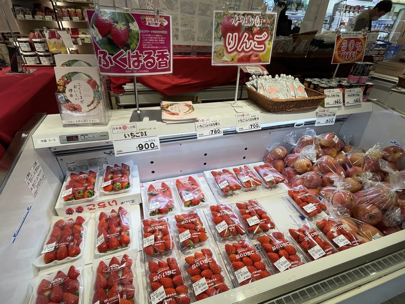 日本福島縣有水果王國之稱，水蜜桃、蘋果、草莓相當有名。圖為位於東京的福島物產館的「福春香」草莓，盒子上面寫著福島的驕傲。 (資料照片／中央社)