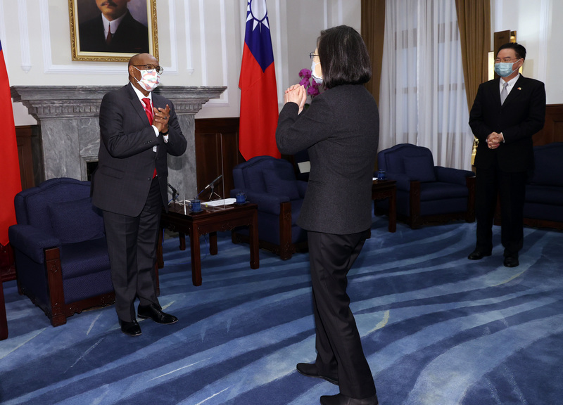 總統蔡英文（中）9日由外交部長吳釗燮（右）陪同，在總統府接見索馬利蘭共和國外交暨國際合作部部長瑞格薩（H.E. Dr. Essa Kayd Mohamoud）（左）及訪團成員。 (圖：中央社)