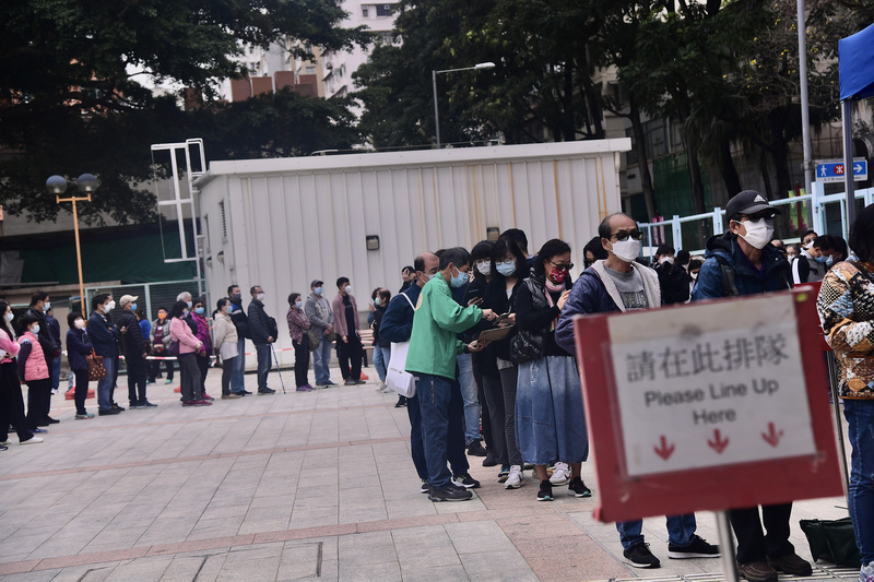香港疫情擴大，大批市民排隊接種疫苗。（資料照片／中通社提供） (圖：中央社)