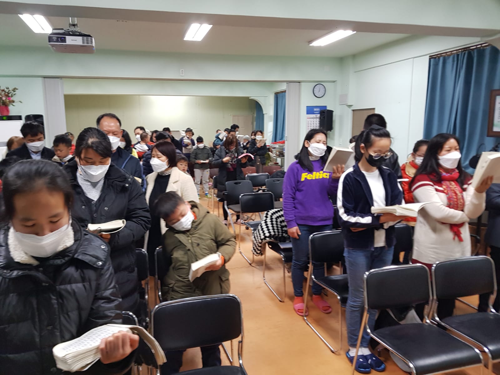 中國深圳改革宗聖道教會教友在韓國濟州島流亡地做禮拜。（圖片：潘永光牧師提供）