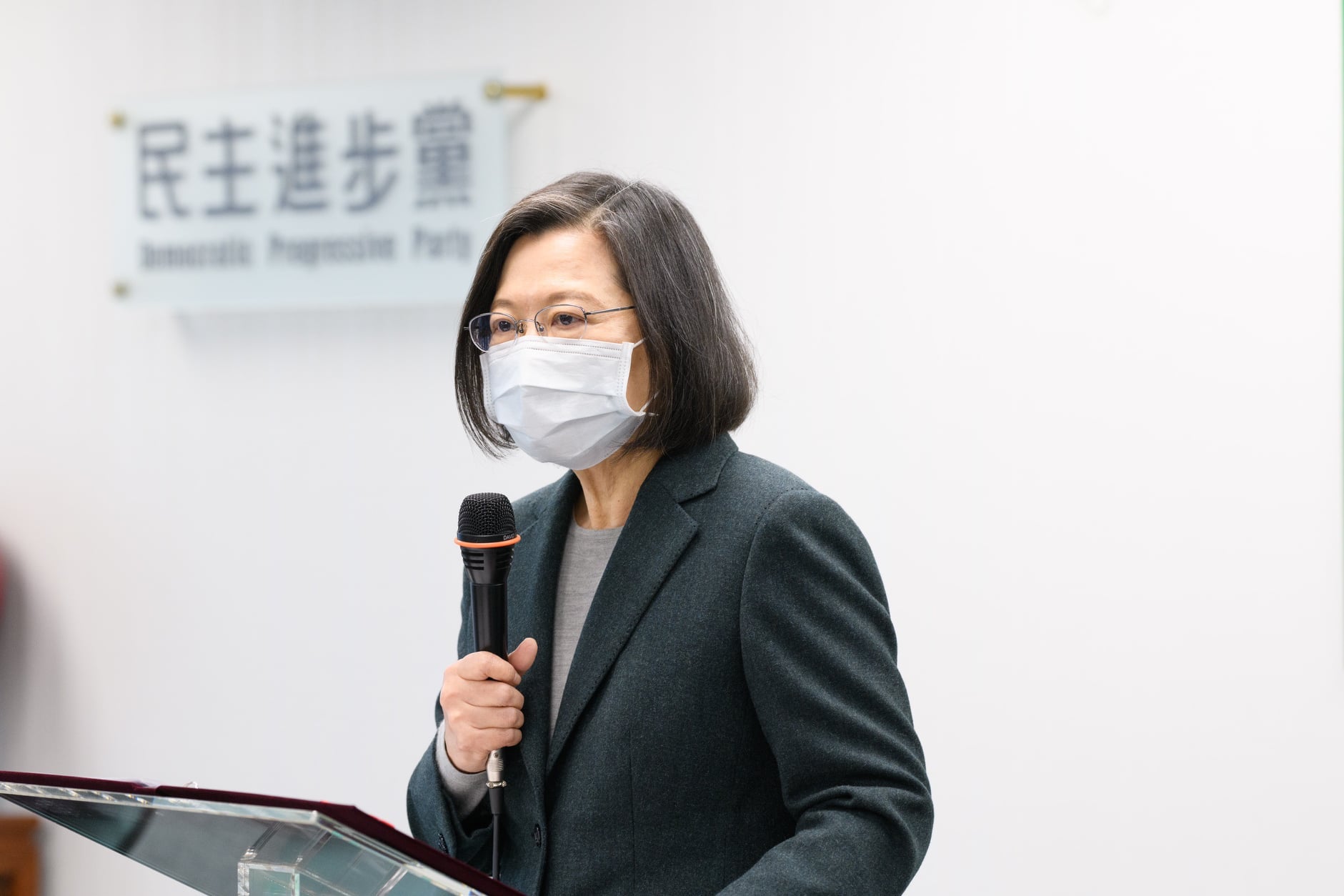 蔡英文總統指出，防疫措施正進入新階段，國人應審慎面對挑戰。（圖：民進黨提供）