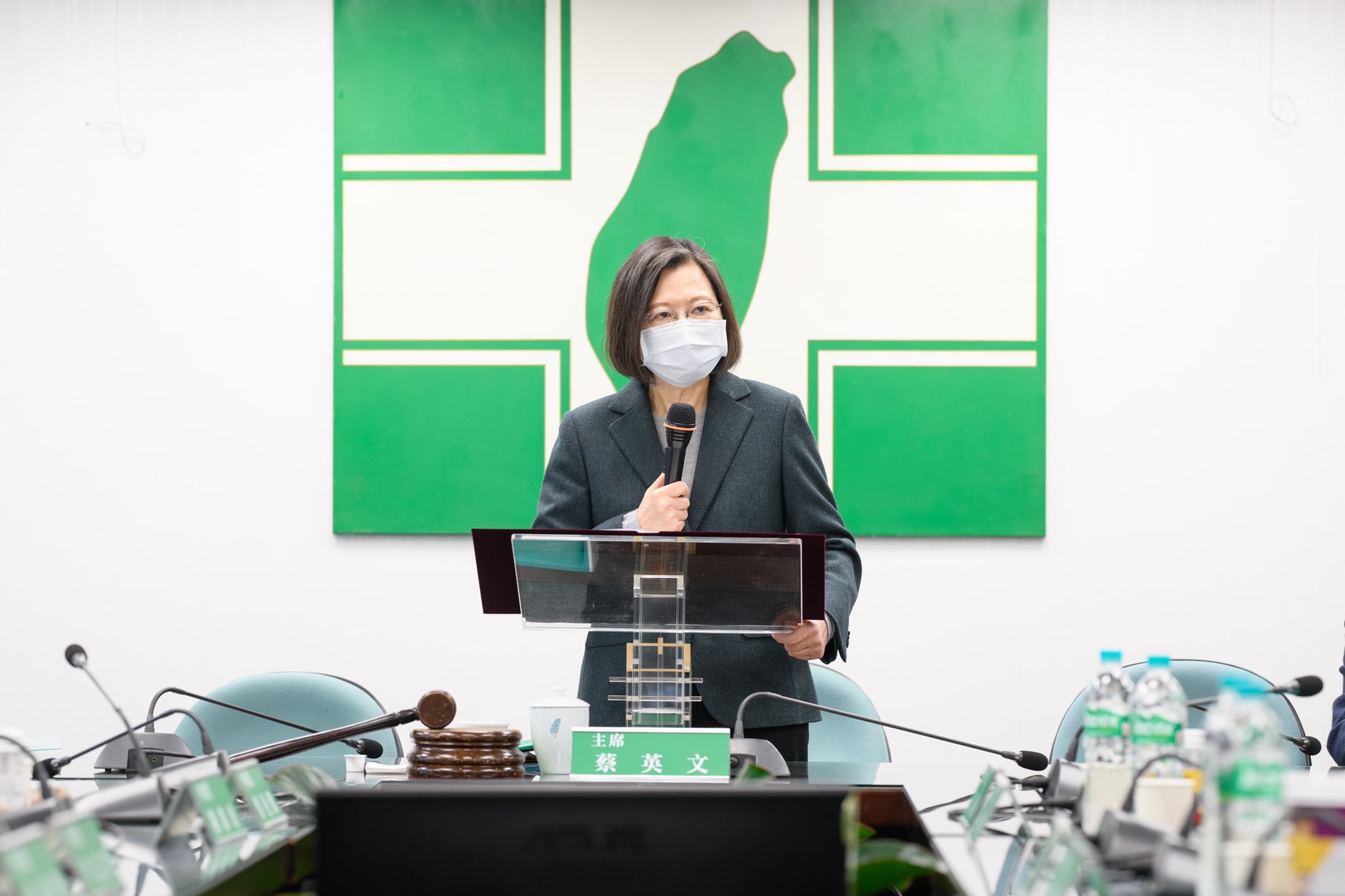 兼任民進黨主席的蔡英文總統6日在中常會上指出，必須加強防範境外勢力與在地協力者的裡應外合，才能守護台灣得來不易的民主自由。（圖：民進黨提供）