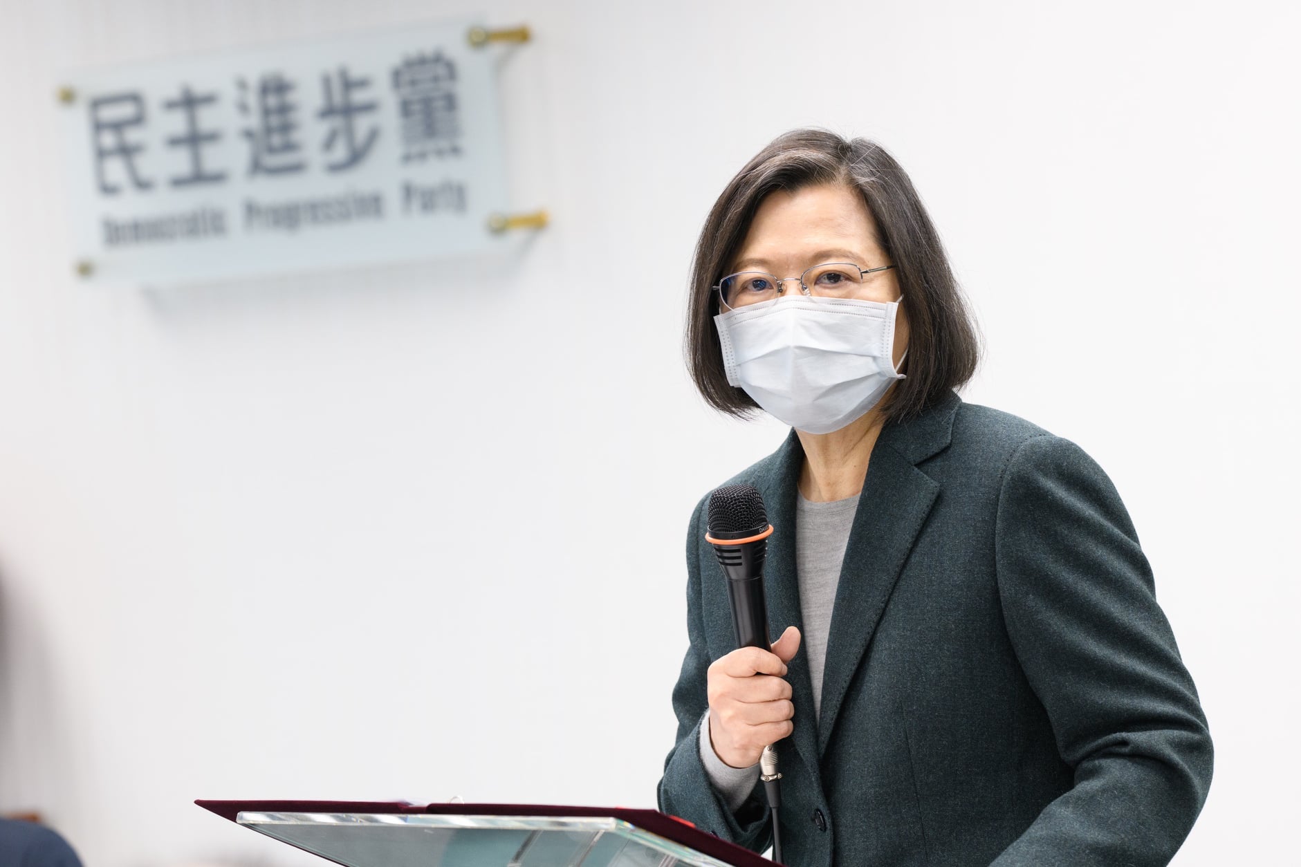 兼任民進黨主席的蔡英文總統指出，只有提升自我防衛的決心和力量，才能捍衛國家主權與安全。（圖：民進黨提供）