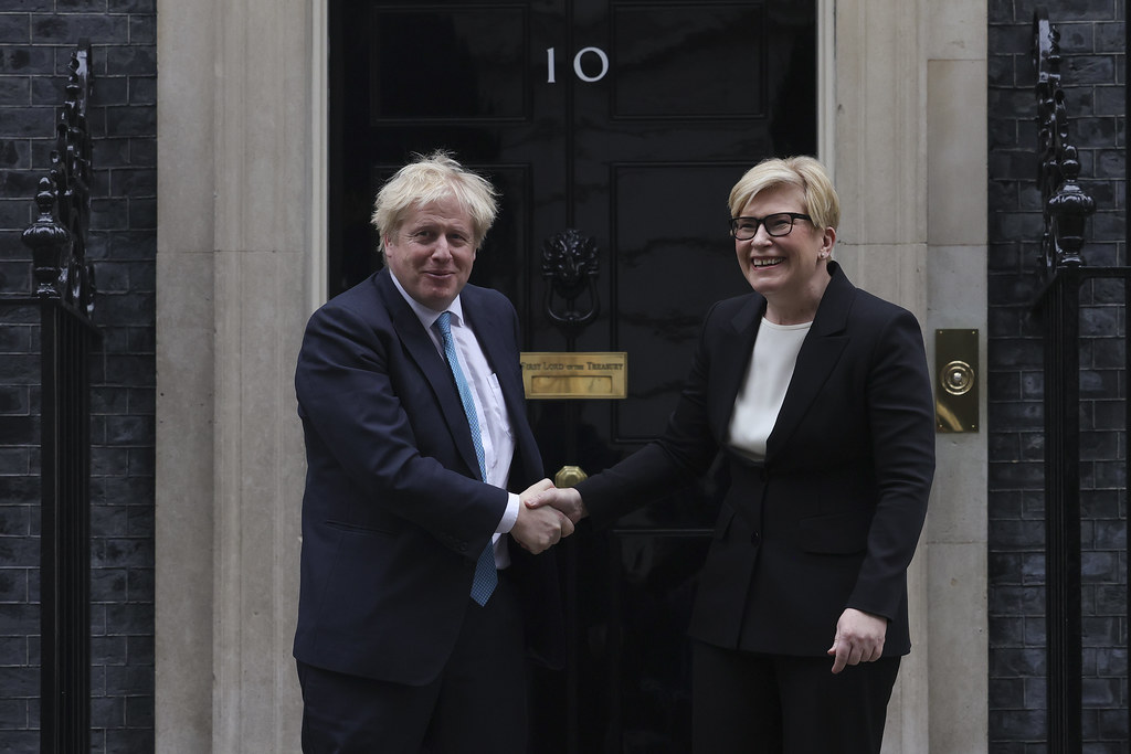 立陶宛總理席莫尼特訪問英國，8日上午和首相強生會面。(圖:英首相府)