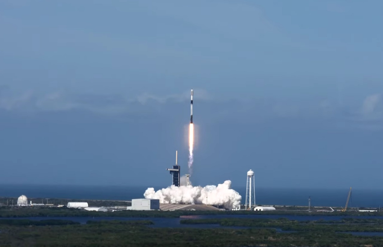 太空探索科技公司（SpaceX）上週發射的49枚衛星中，有40枚受到太陽磁暴衝擊因而脫離軌道並燒毀，損失估計恐高達5000萬美元。(圖擷自YouTube)