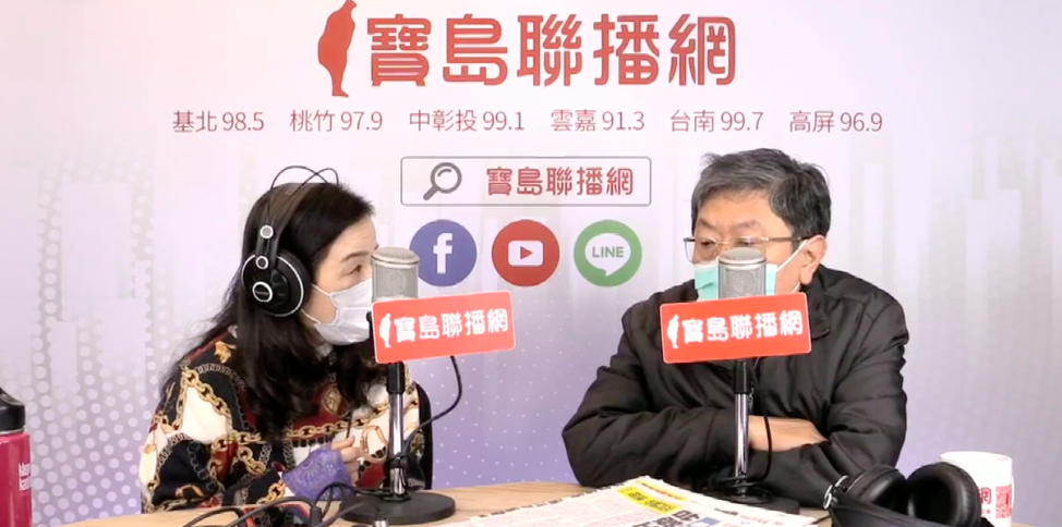 台大小兒科醫師李秉穎(右)接受媒體專訪，認為與病毒共存必須漸進進行，目前仍不能放棄匡列隔離政策。（圖取自周玉蔻臉書）