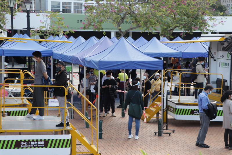香港新一波COVID-19疫情惡化，當局加強對市民的病毒檢測，圖為官方在中環設立的臨時檢疫中心為市民採樣化驗。 (圖：中央社)