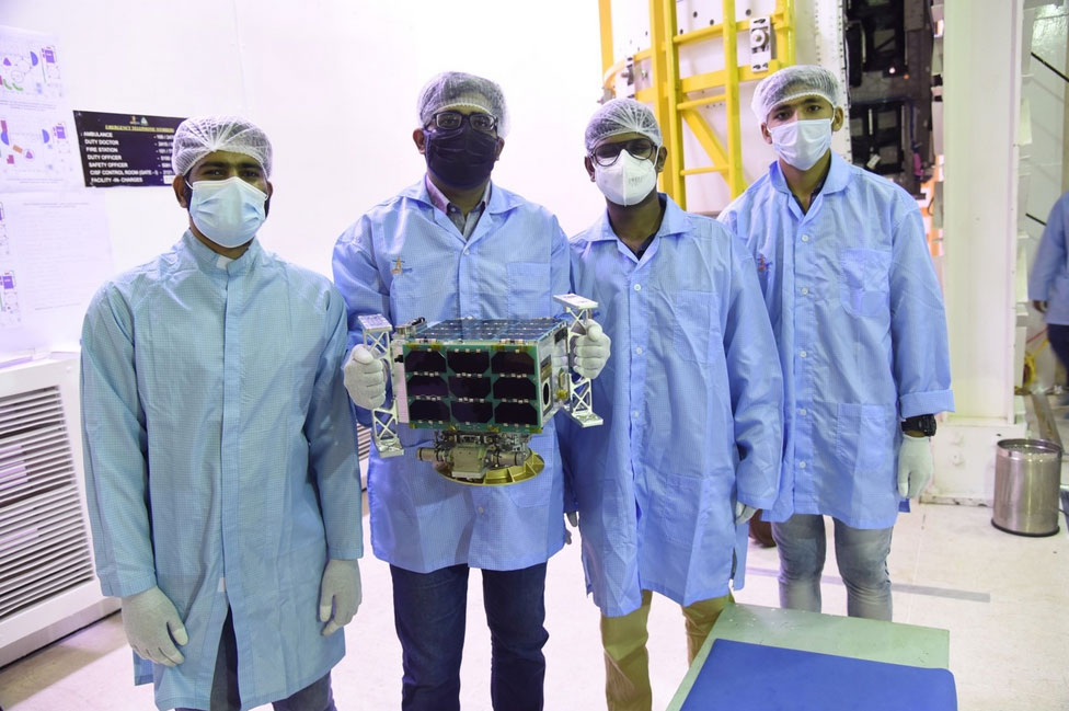跨國合作的「INSPIRESat-1」衛星飛行體，已順利安裝在印度太空研究組織極軌衛星，準備發射。(印度太空研究組織提供)