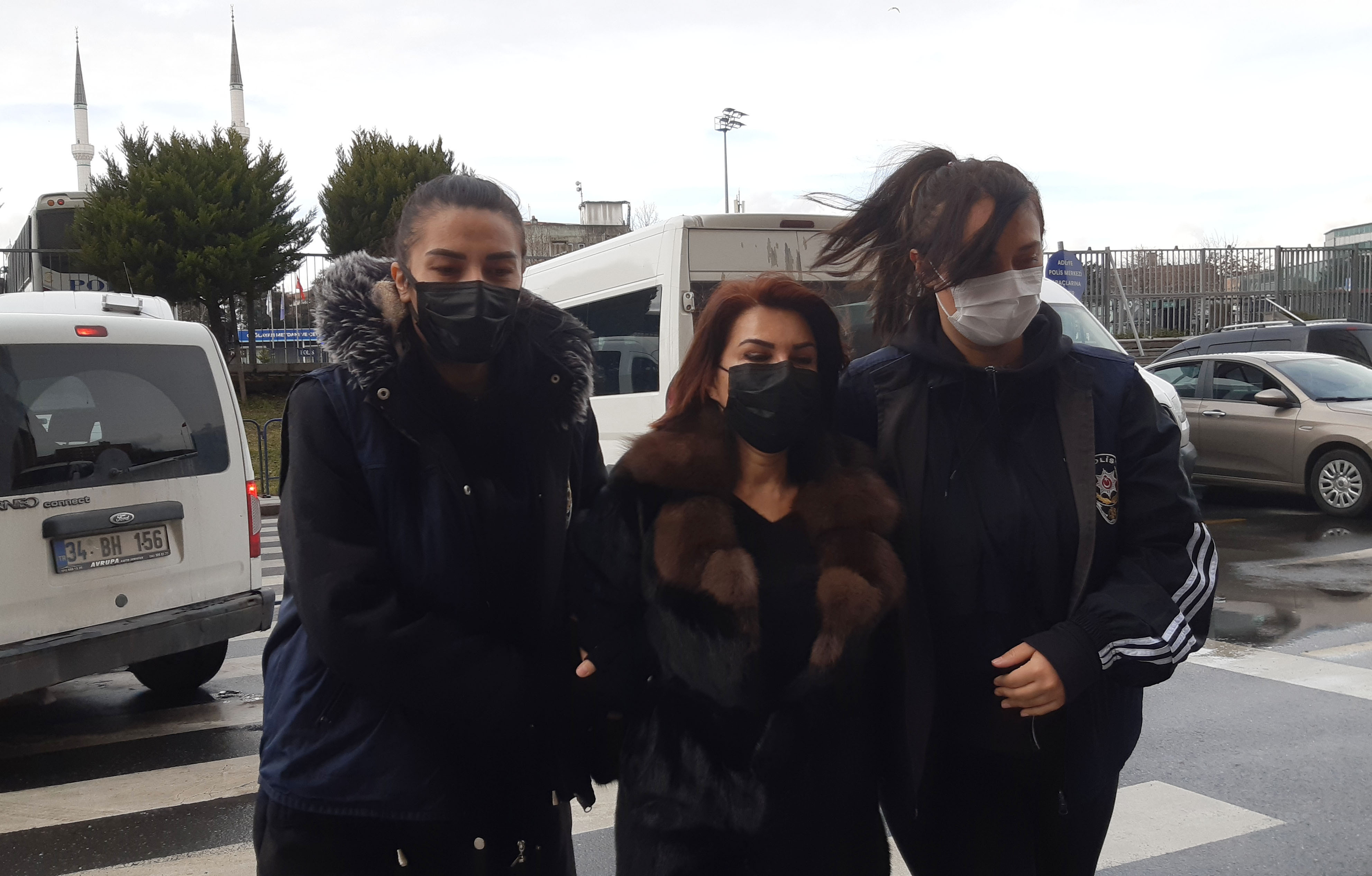 土耳其記者卡巴斯(Sedef Kabas,中)1月22日出庭應訊。 (AP/達志影像)