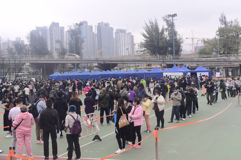 香港COVID-19疫情嚴峻。圖為日前亞皆老街遊樂場的流動採樣站。(圖：中通社提供／中央社)