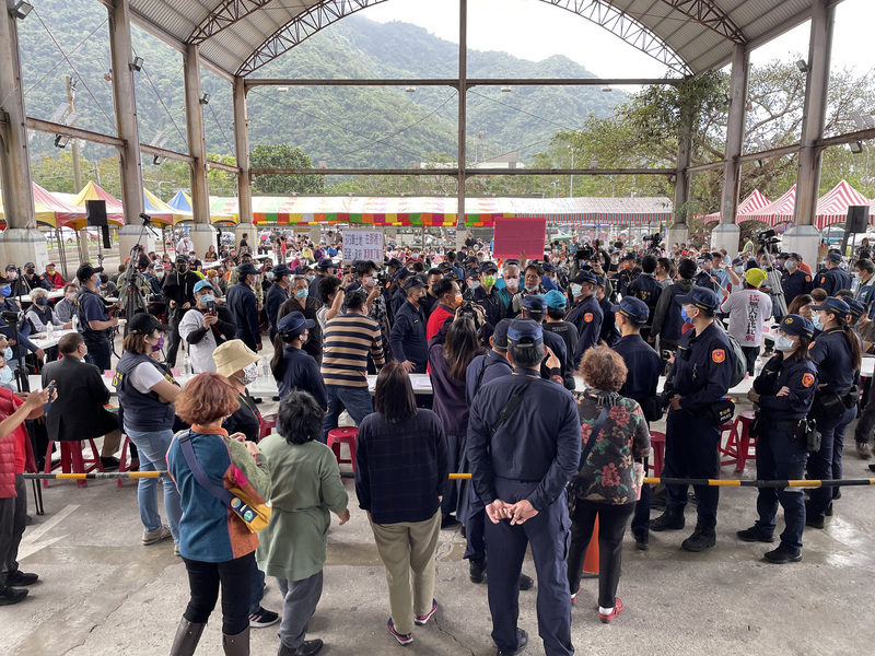 因亞泥新城礦權展延案民國110年遭法院判決撤銷確定，花蓮縣秀林鄉玻士岸部落12日下午舉行諮商同意投票，下午2時開會，但現場正反雙方爭論不斷，場面一度混亂，警方加派警力到場維持秩序。 (圖：中央社)