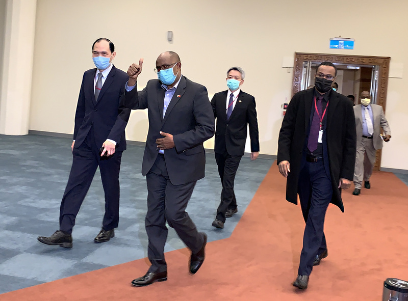 索馬利蘭外交部長瑞格薩（H.E. Dr.Essa Kayd Mohamoud）（左2）12日晚間搭機離台。 (圖：中央社)