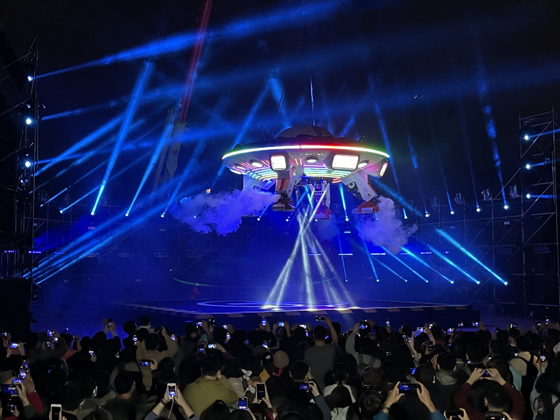 2022台北燈節主燈TAIPEI 40宇宙飛船精彩聲光秀12日晚間震撼登場，在群眾圍觀中，飛船在聲光效果及音樂節奏搭配下緩緩升空，帶起全場氣氛。 (圖：中央社)