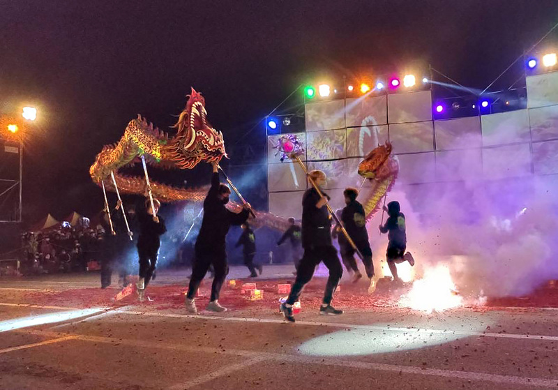 苗栗市客家元宵民俗節慶系列壓軸活動12日晚間在苗栗市河濱公園登場，10尾祥龍輪番接受炮陣洗禮，搭配聲光效果十足表演，場面震撼。（民眾提供） (圖：中央社)