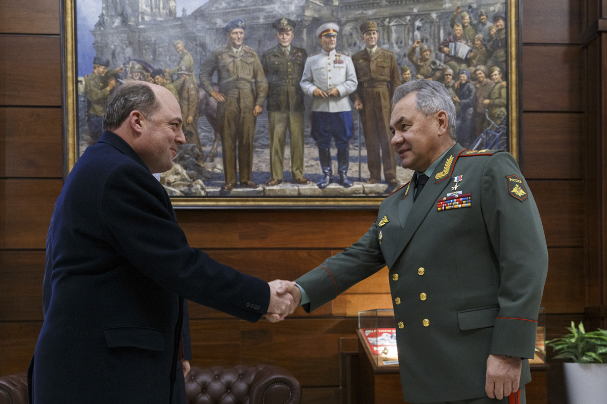 俄羅斯國防部長蕭依古（Sergei Shoigu,右）與英國國防大臣華勒斯（Ben Wallace）11日在莫斯科會談。(圖:俄國防部推特)