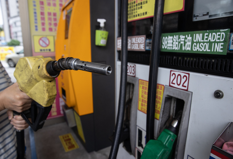 中油宣布19日凌晨零時起汽、柴油各調漲新台幣0.2元及0.1元。圖為民眾在加油站拿著加油槍準備加油。 (圖：中央社)